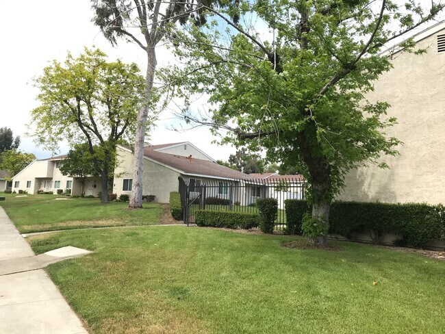 Foto del edificio - 3 Bedrooms, 2.5 Bath Townhome for Lease in Ontario with Water & Trash Included