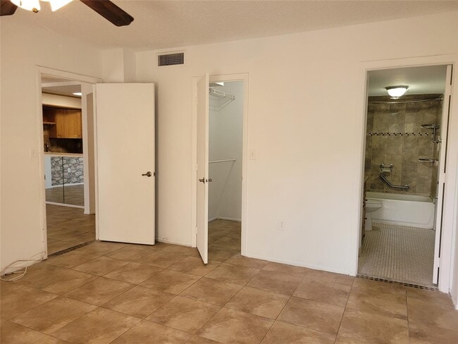 Building Photo - 4158 Inverrary Dr