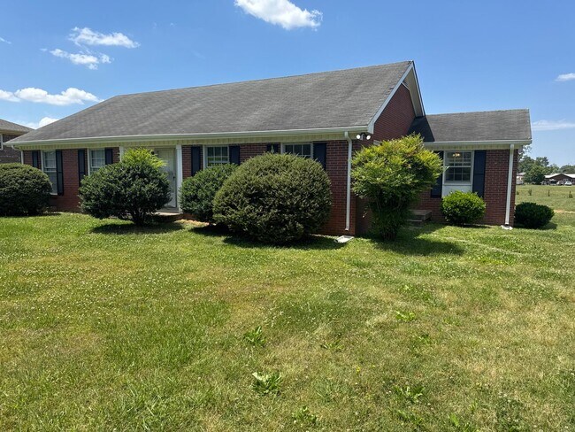 Foto del edificio - Quiet 2BR Duplex Living Near Old Hickory Lake