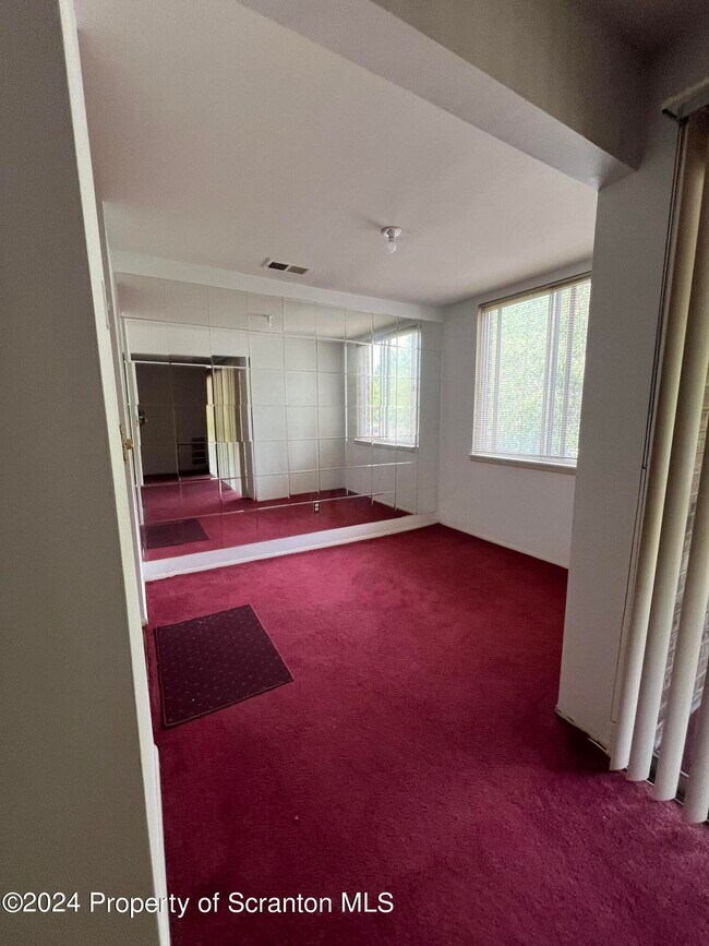 Building Photo - 1409 Summit Pointe