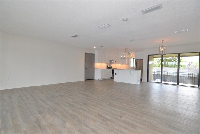 Foto del edificio - 361 W Lake Faith Dr