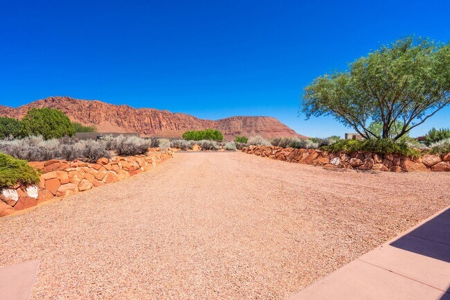 Building Photo - Exquisite Custom Home in Prestigious Community with Breathtaking Views