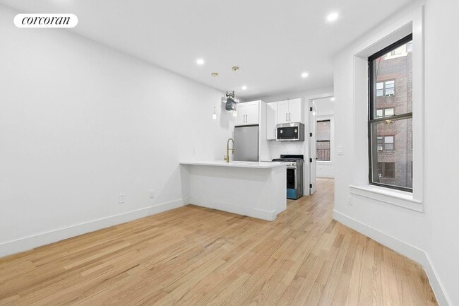 Building Photo - 204 W 96th St