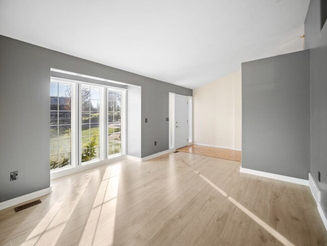 Foto del edificio - Spacious Home with Fenced Yard & Garage – ...