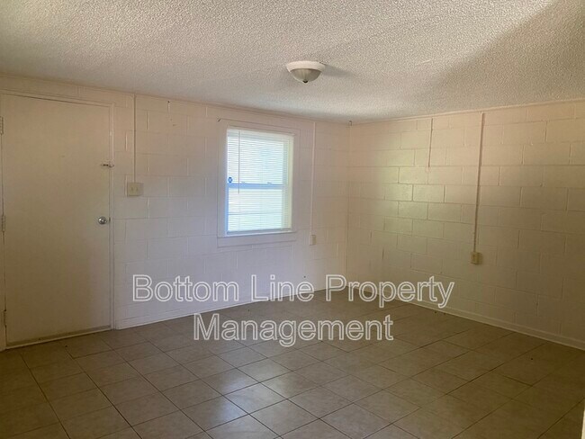 Building Photo - 301 Vivian St