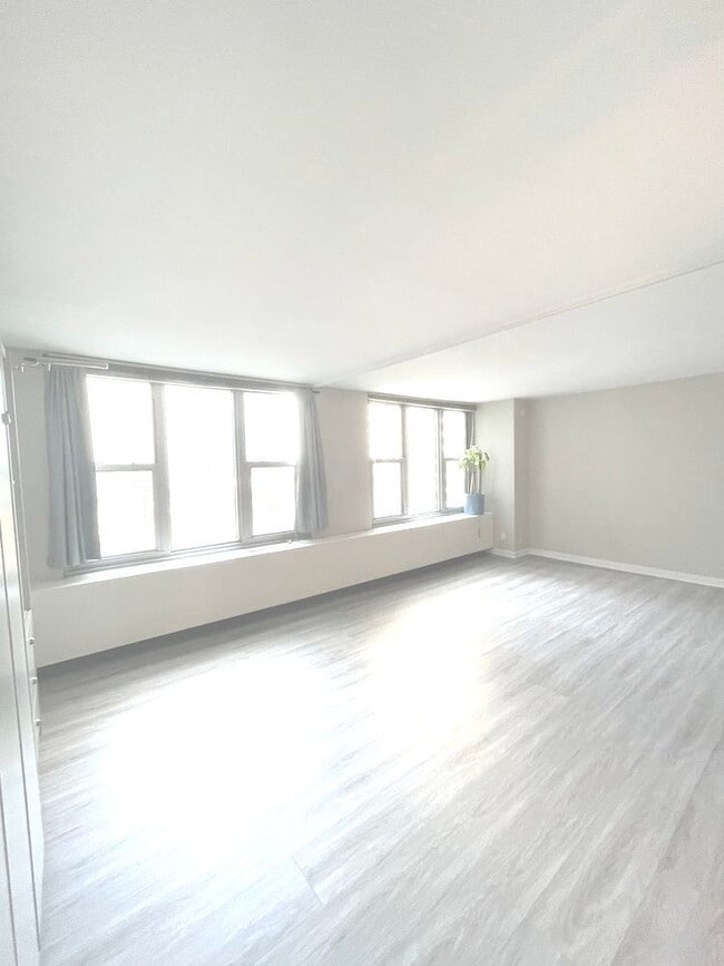 Building Photo - 400 E Randolph St