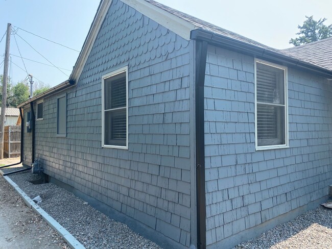 Building Photo - Adorable 1 bedroom remodeled home! Availab...