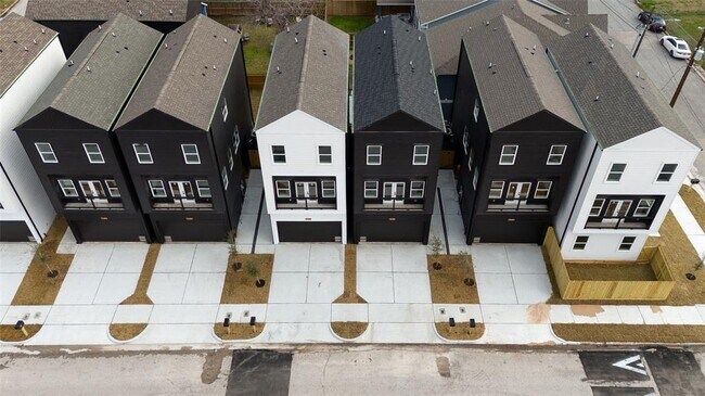 Building Photo - 862 E 35th St