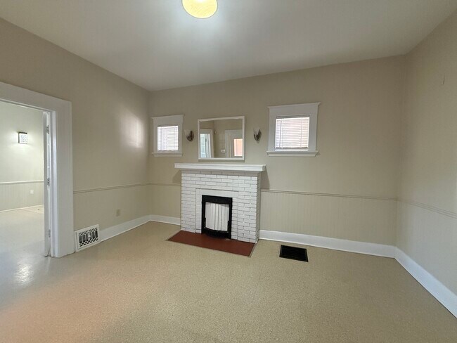 Building Photo - FOR RENT:732 Wellington St. – Available NOW!