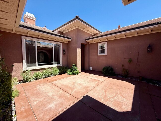 Foto del edificio - 4/BD 3.5/BA Desirable Vistas Community Hom...