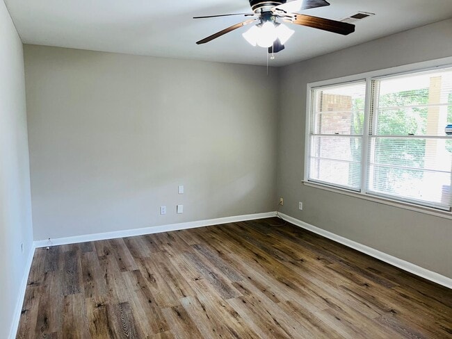 Foto del edificio - Wow! Beautiful brick 3 bedroom 2 bathroom home near Stone Mountain Village! Must See