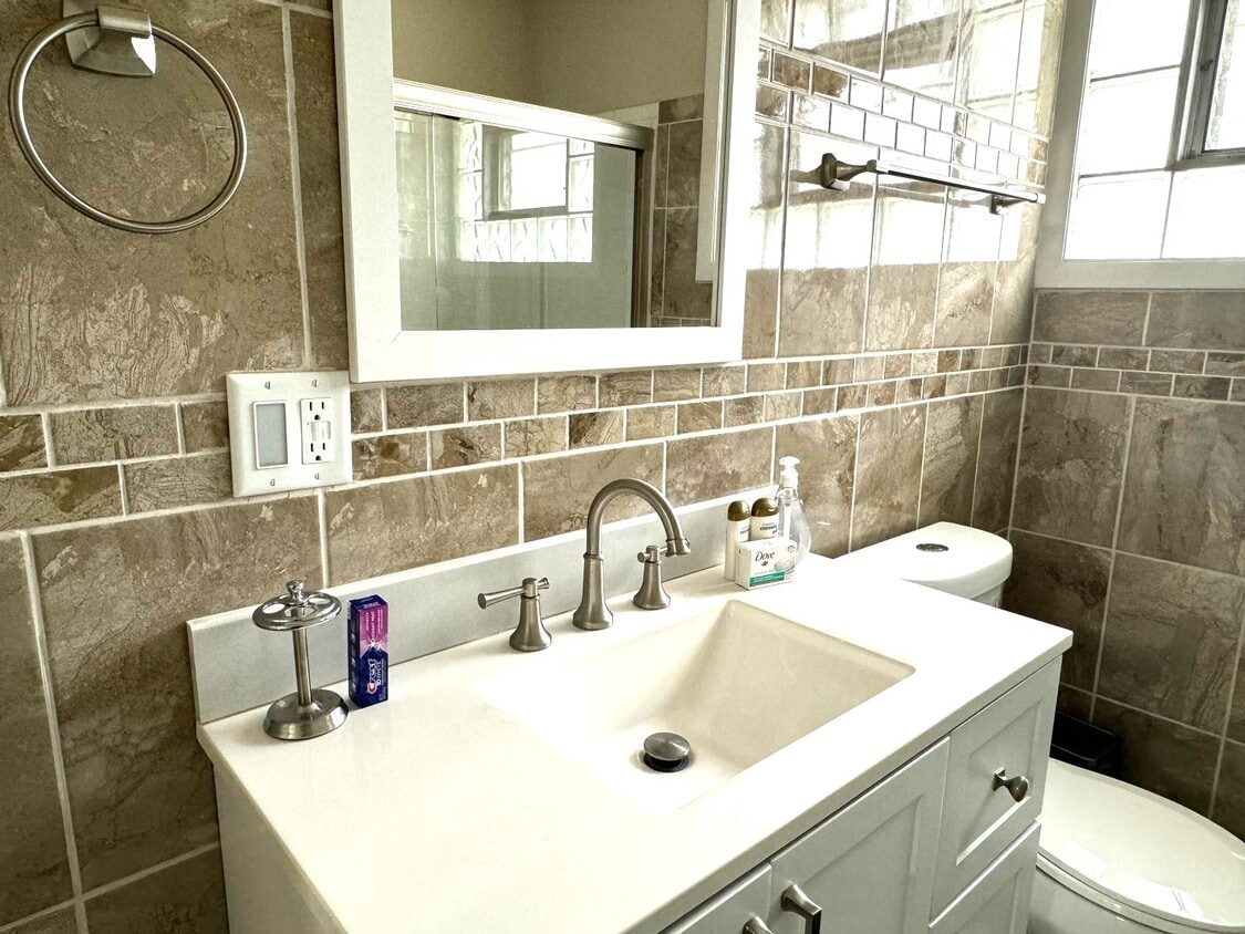 Foto principal - 10934 Oxford Ave