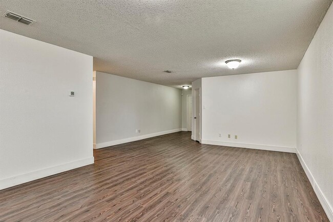 Building Photo - 16600 Jasmine Springs Dr