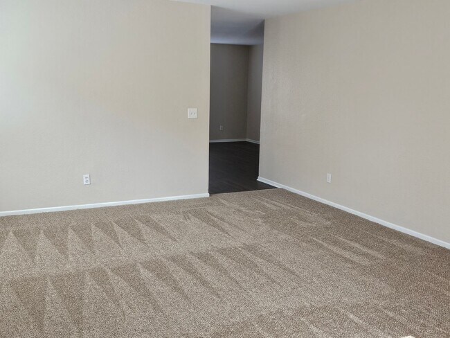 Building Photo - 3 Bedroom Single Story