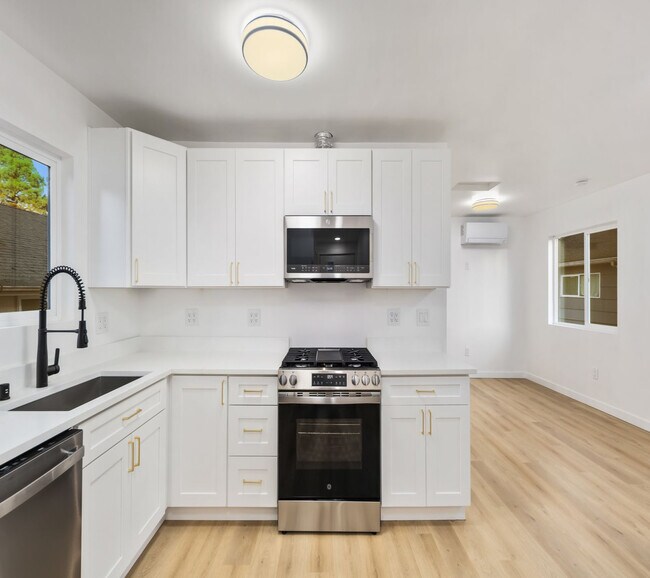 Foto del edificio - 5945 Fauntleroy Way SW