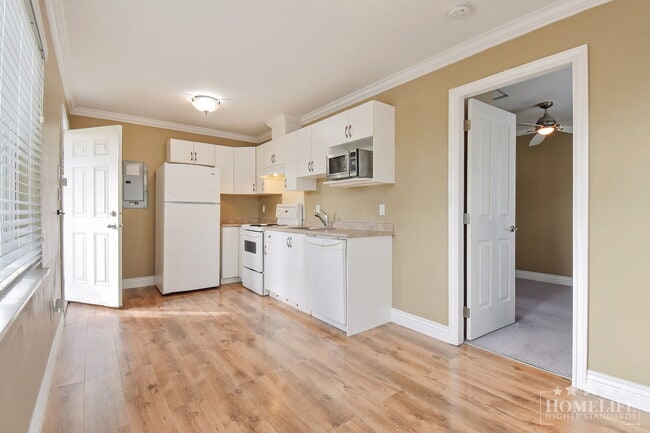 Building Photo - Cozy Clayton Coach Home for Rent - 1 Bed, 1 Bath with private parking!