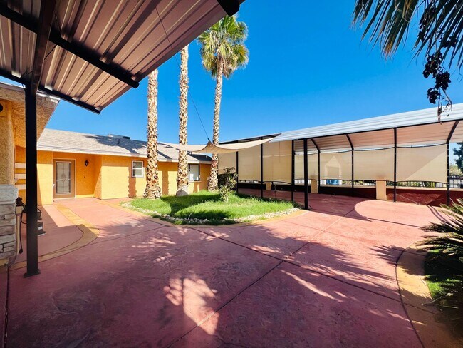 Building Photo - 3 bedrooms, 2 bathrooms + Den! RV Parking