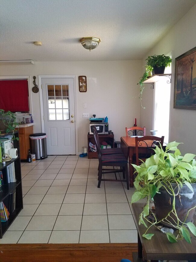 Foto del edificio - Three-Bedroom Corner Lot Home - Walking Distance to Park Circle