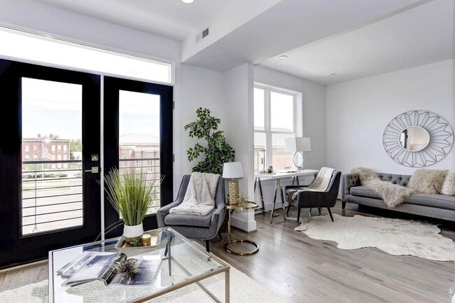 Building Photo - Beautiful 2 Bed + Den Penthouse With Priva...