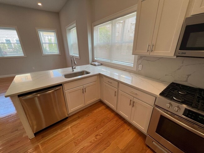 Building Photo - HOT THREE BED TWO BATH IN SOMERVILLE