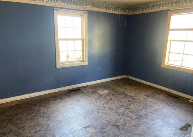 Building Photo - Large Home! - $790 Month / $1,900 Down