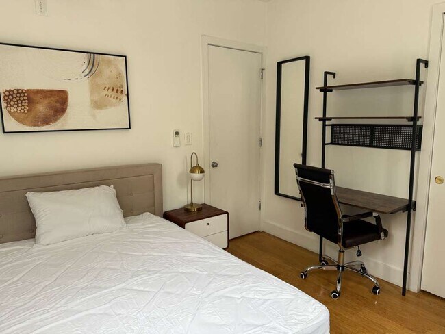 Foto del edificio - Furnished room/NOT APARTMENT