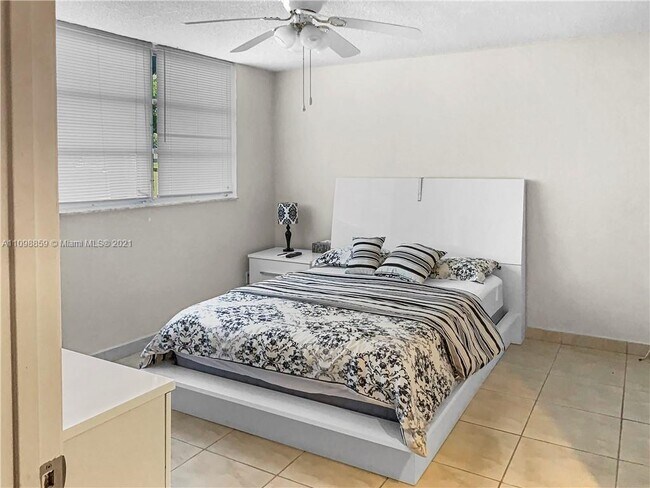 Foto del edificio - 671 S Hollybrook Dr