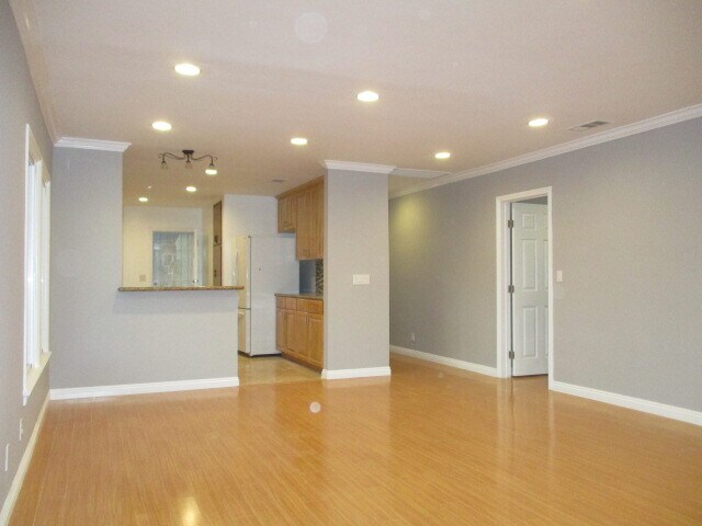 Building Photo - 10301 Arminta St