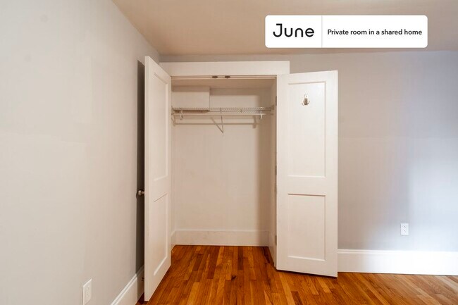 Foto del edificio - Private bedroom in 4 bed/2 bath Home
