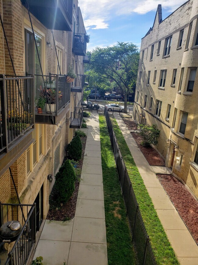 View of Courtyard - 4839 N Ashland Ave