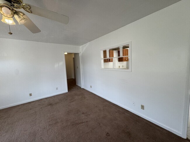 Foto del edificio - 518 Bruce Jenner Dr