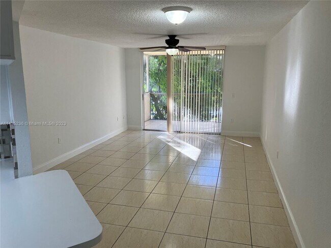 Foto del edificio - 8205 Lake Dr