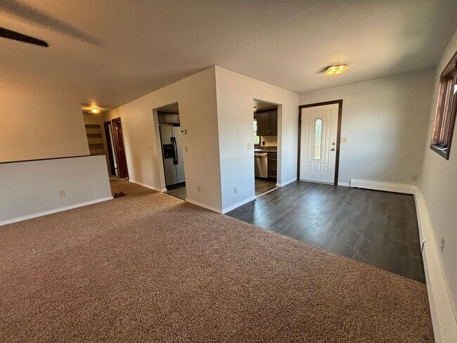 Foto del edificio - 3 bedroom home /  Fenced in yard / 1 Car Garage