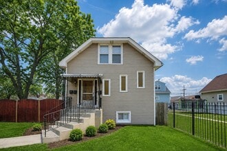 Building Photo - 2204 N Nagle Ave