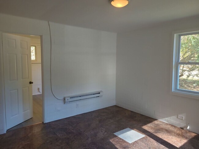 Building Photo - 2 Bedroom 1 Bathroom Apartment in Red Bank! Vouchers Accepted!