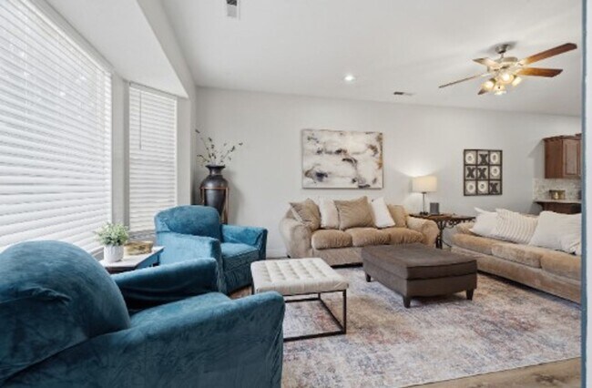 Foto del edificio - FULLY FURNISHED 3 Bed/2.5 Bath Home!