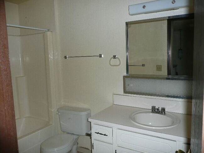 Foto del edificio - Nice 3 Bedroom 1 1/2 Bath Townhouse in Tac...
