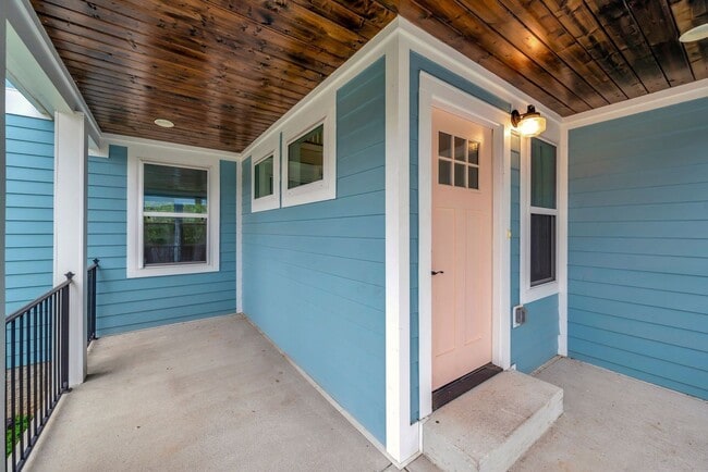 Building Photo - Modern 4 Bedroom/ 3 Bath Home in East Nash...