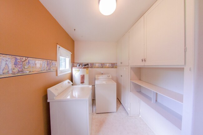 Building Photo - 2 Bedroom 1 Bathroom Home with Acreage in ...