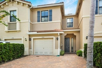 Building Photo - 1040 NW 33rd Ct