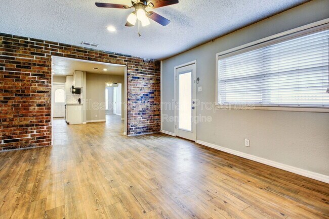 Building Photo - 624 Patricia Dr