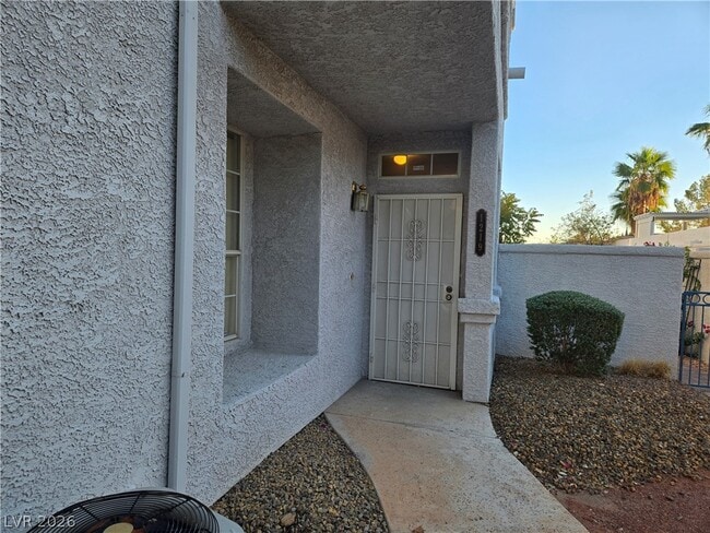 Building Photo - 5201 S Torrey Pines Dr