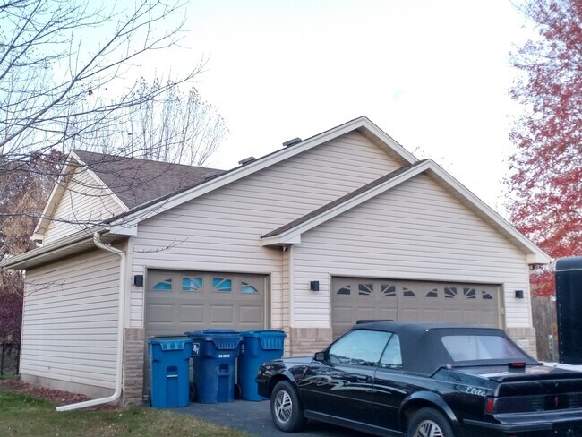 Building Photo - Wonderful 5 bedroom Split on Large Lot