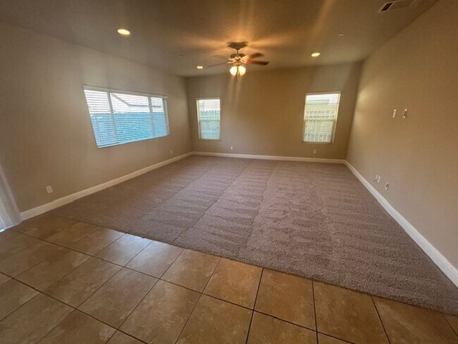 Foto del edificio - *Wait list full- Currently not accepting applications* 4 bedroom 2 bathroom in NW Visalia coming ...