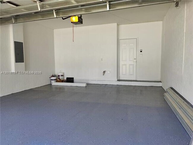 Foto del edificio - 379 NE 34th Ave