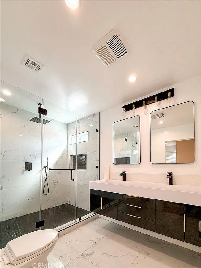 Foto del edificio - 10430 Densmore Ave