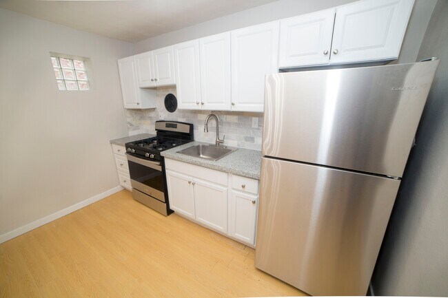 Foto del edificio - 8706 Crocus Ln
