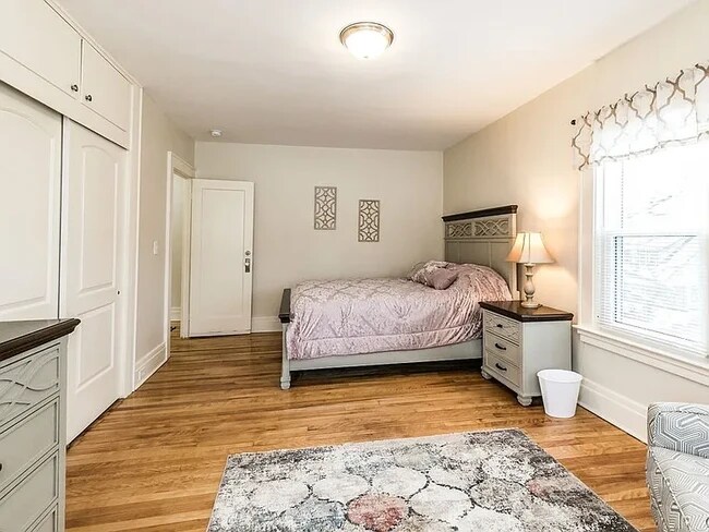 Dormitorio 1 - 1100 Euclid Ave