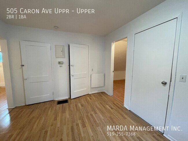 Photo du bâtiment - RENOVATED 2 BED/1 BATH UPPER DUPLEX ON CAR...