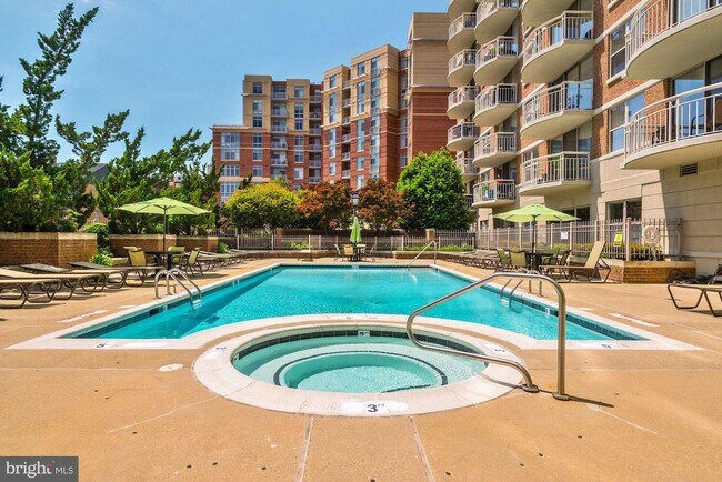 Seasonal pool and hot tub - 1200 Braddock Plz